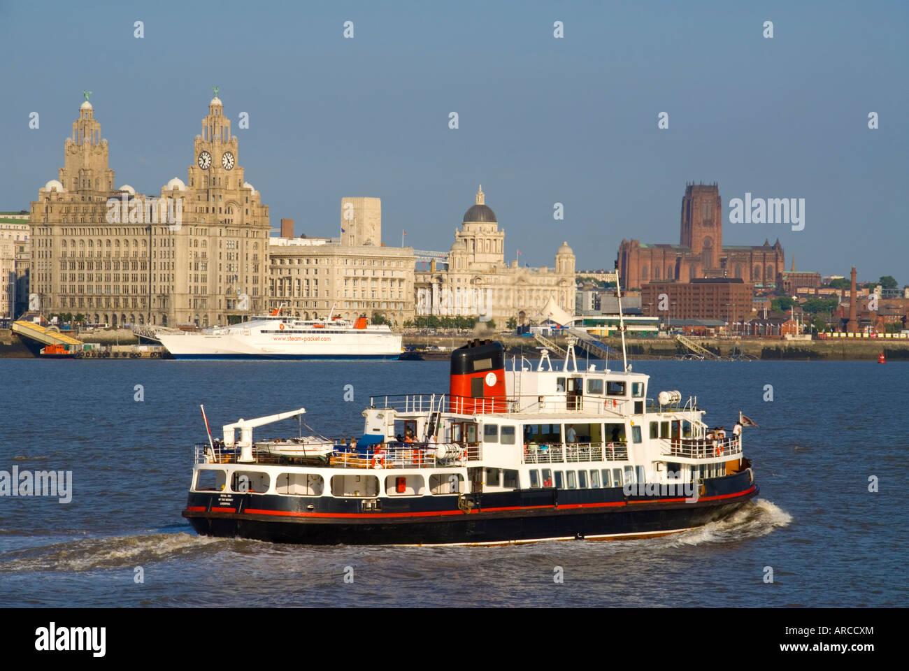 Fluß Mersey Fähre und die drei Grazien, Liverpool, Merseyside, England, Vereinigtes Königreich, Europa Stockfoto