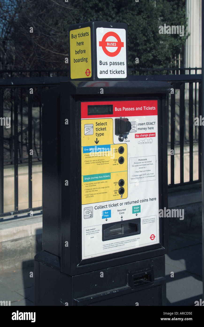 Hyde Park Corner London automatisierte Bus Ticket Kauf Maschine an Bushaltestelle Stockfoto