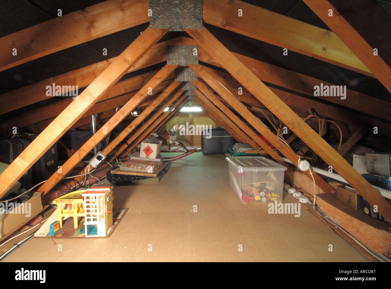 Inländische Wohnung Loft Raum geringer Dachneigung zeigt Dachbinder Holz und Mdf, Zentrum Gangway für Speicherzugriff einsteigen Stockfoto