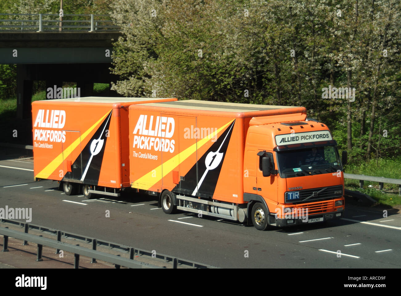 Pickfords Allied International, Seitenansicht Linkslenker, Ausbauten LKW und Anhänger, die auf der A12 Fernverkehrsstraße Brentwood Essex England fahren Stockfoto