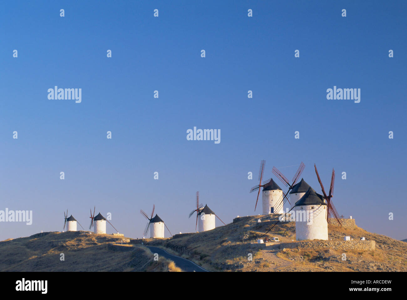 Fernsicht auf der Bergkuppe Windmühlen, wie beschrieben in "Don Quijote" (Don Quijote), Consuegra, Castilla-La Mancha, Spanien, Europa Stockfoto