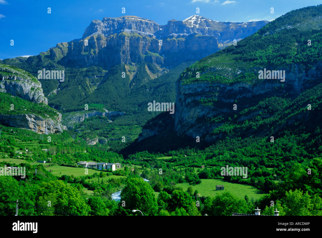 Torla, grünen Ara-Tal und Mondarruego, Huesca, aragonesischen Pyrenäen, Aragon, Spanien, Europa Stockfoto