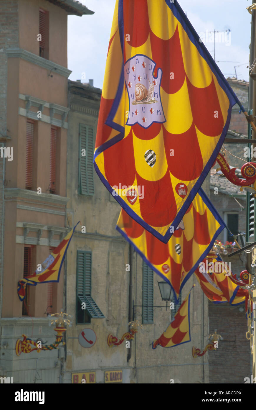 Fahnen und Lampen von der Contrada Chiocciola (Schnecke) in der Via San Marco während der Palio, Siena, Toskana, Italien, Europa Stockfoto
