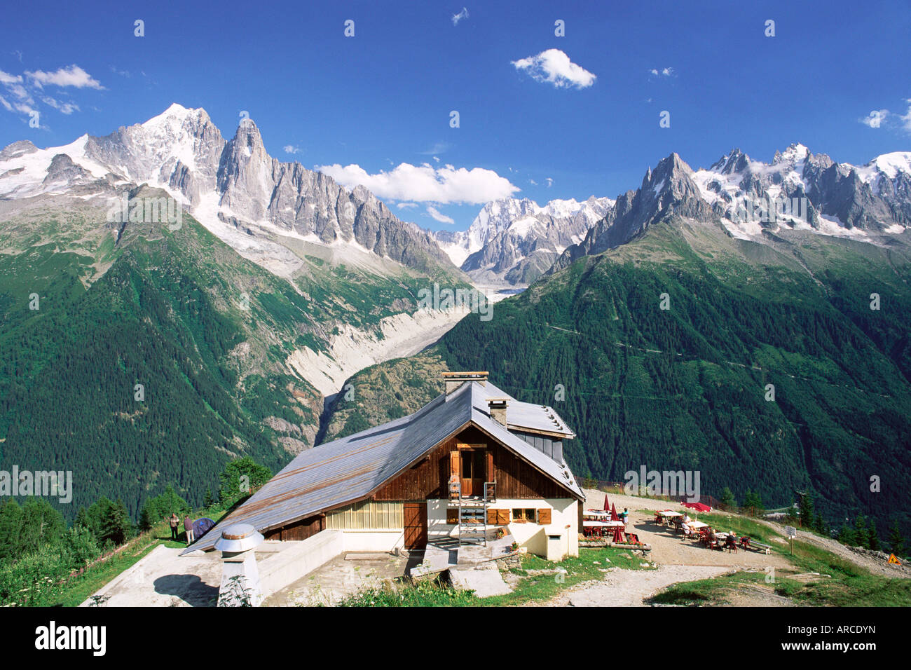 Blick über Tal, das Mer de Glace und die Berge, La Flegere, Chamonix, Haute Savoie, Rhone Alpes, Französische Alpen, Frankreich Stockfoto