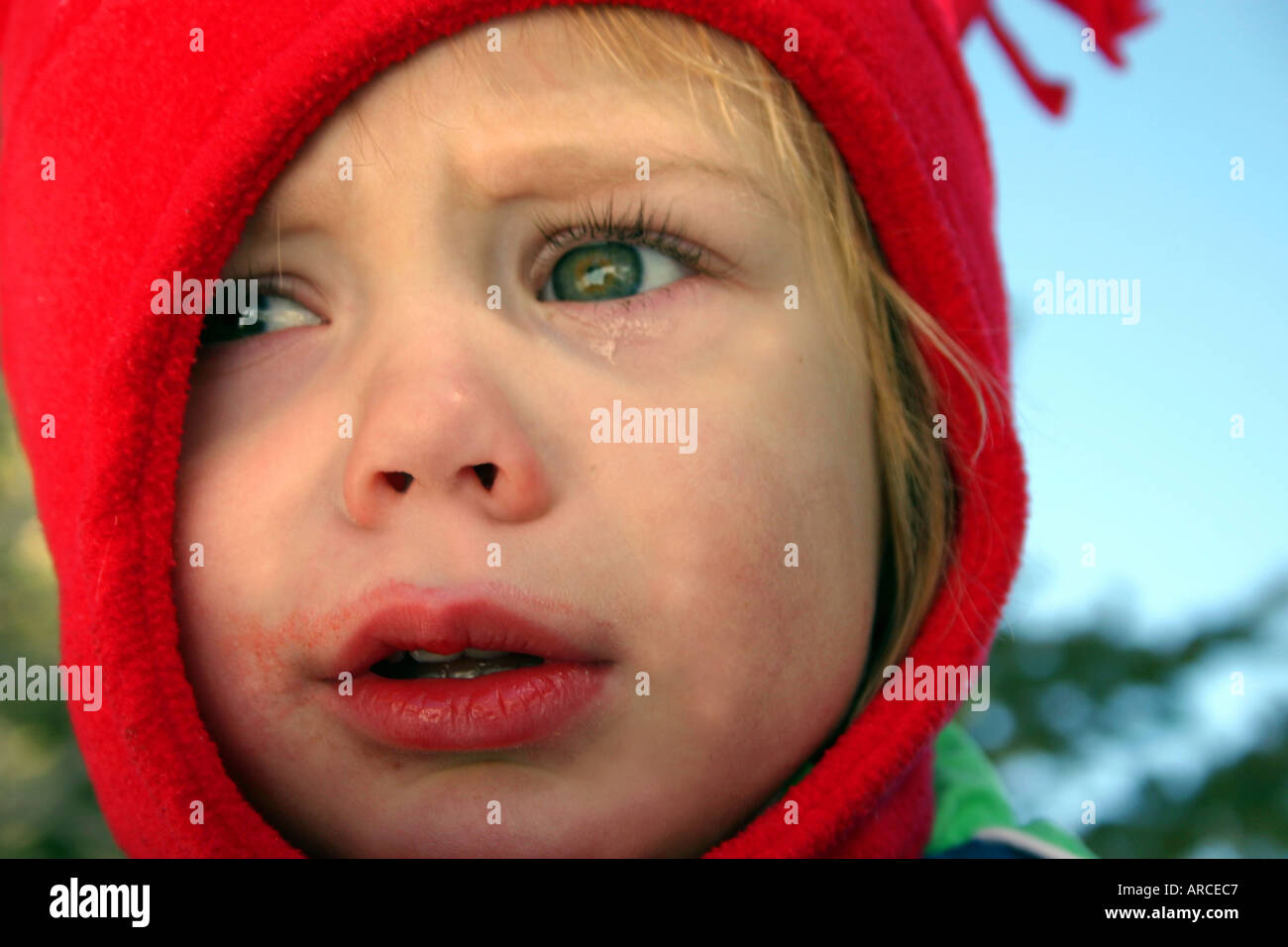 Kind weint mit roten Hut winter Stockfoto