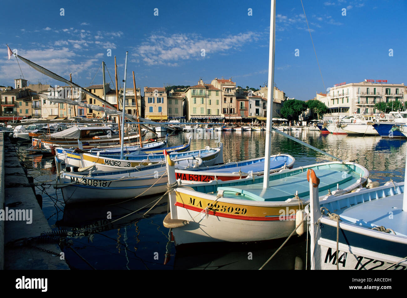 Blick über den Hafen am Abend, Cassis, Bouches-du-Rhône, Provence, Frankreich, Mittelmeer, Europa Stockfoto