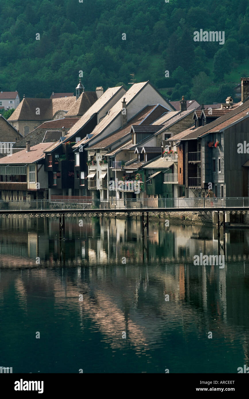 Häuser mit Blick auf die Loue Fluss und Brücke, Ornans, Jura, Franche, Frankreich, Europa Stockfoto