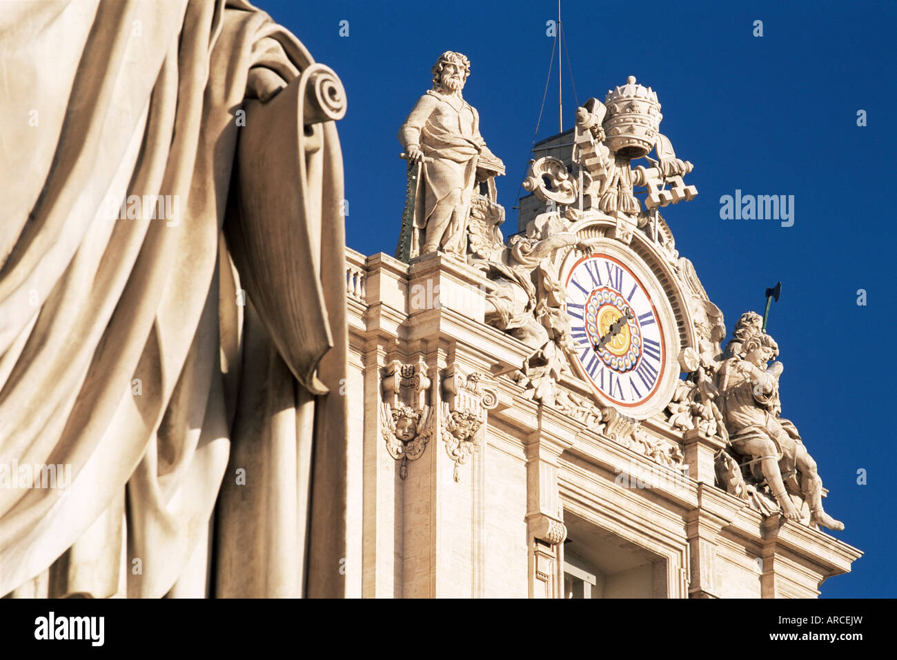 Uhr schmücken Fassade der St. Peter Basilika, Piazza San Pietro, Petersdom, Vatikan, Rom, Latium, Italien Stockfoto