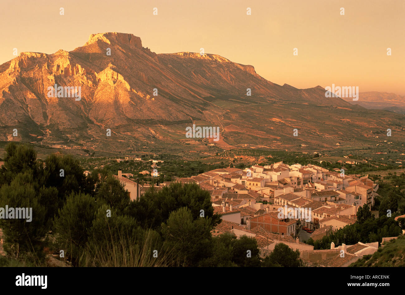 Velez Blanco eingebettet unter dem felsigen Gipfel La Muela bei Sonnenuntergang, Europa, Spanien, Almeria, Andalusien (Andalucia) Stockfoto