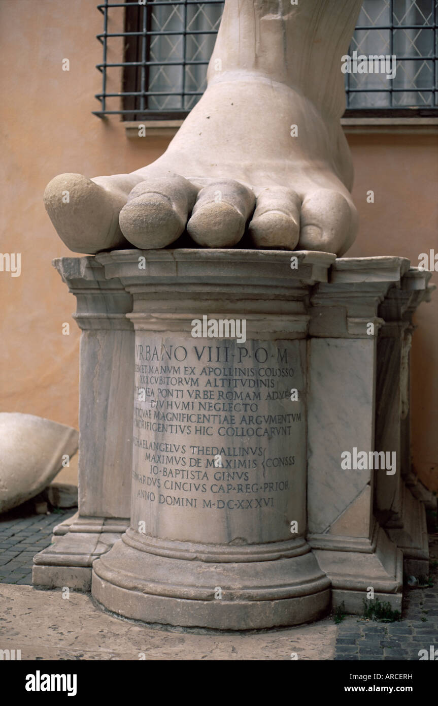 Riesigen Fuß von der Kaiser Constantine-Statue im Innenhof des Palazzo dei Conservatori, Rom, Latium, Italien Stockfoto