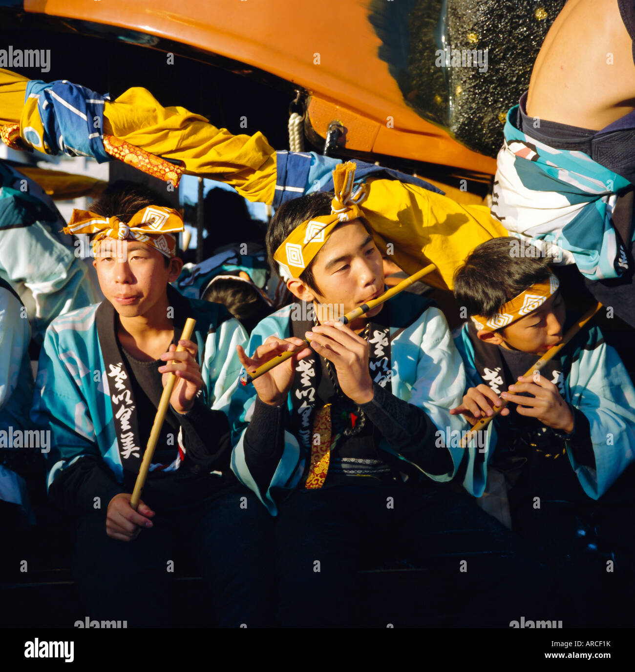 Musiker in Festival Roben, Eröffnungsabend Okunchi Festival, Eröffnungsabend, Kyushu, Japan Stockfoto