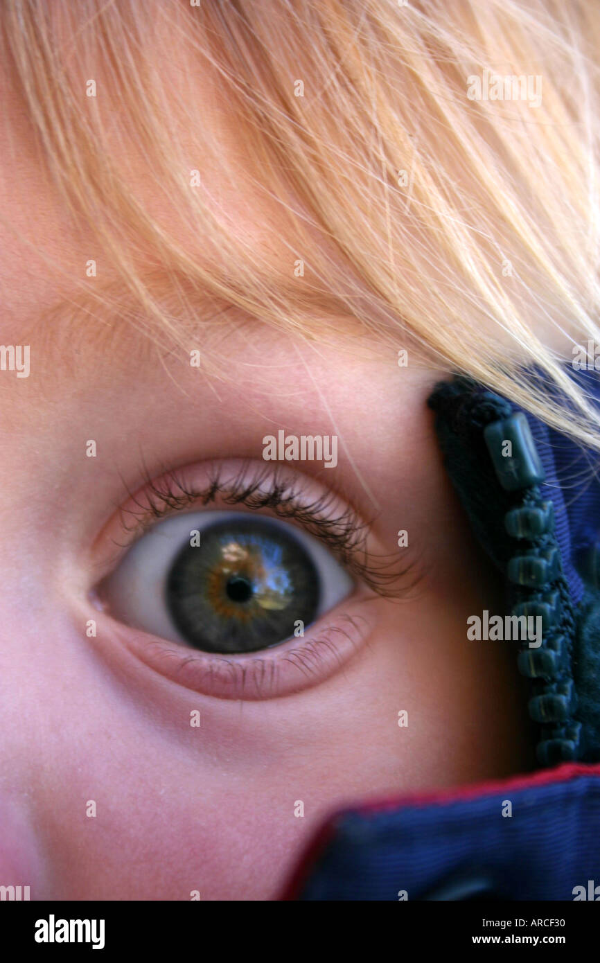 Kind s Auge hautnah überrascht Stockfoto