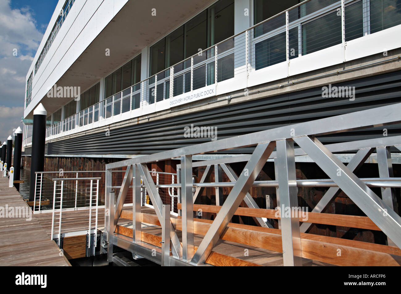 WISCONSIN Milwaukee öffentliche Anlegestellen auf der Südseite des Discovery World Museum in Wisconsin Pier entlang Seeufer Stockfoto