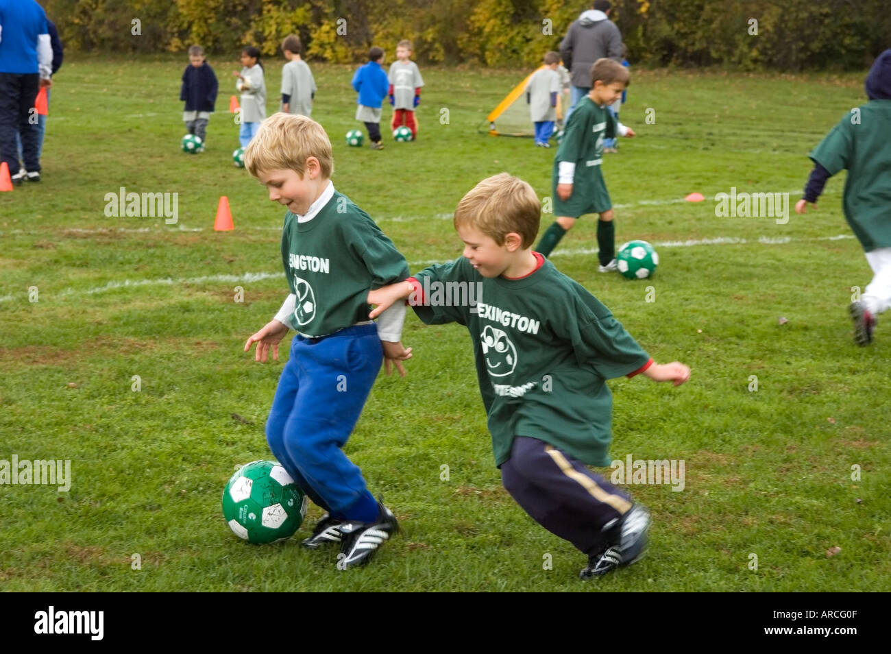 Kinder spielen Fußball, Lexington, MA USA Stockfoto