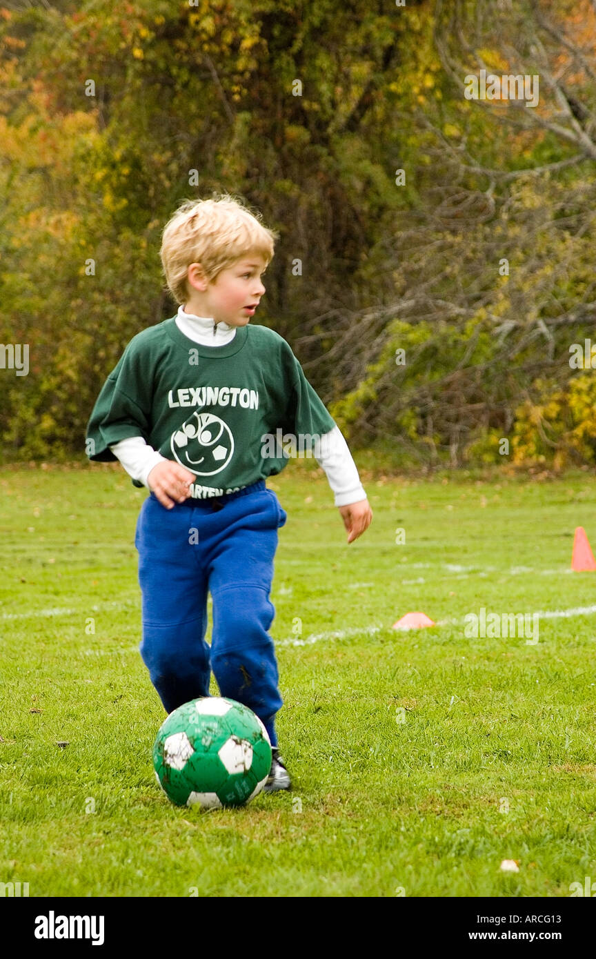 Kinder spielen Fußball, Lexington, MA USA Stockfoto