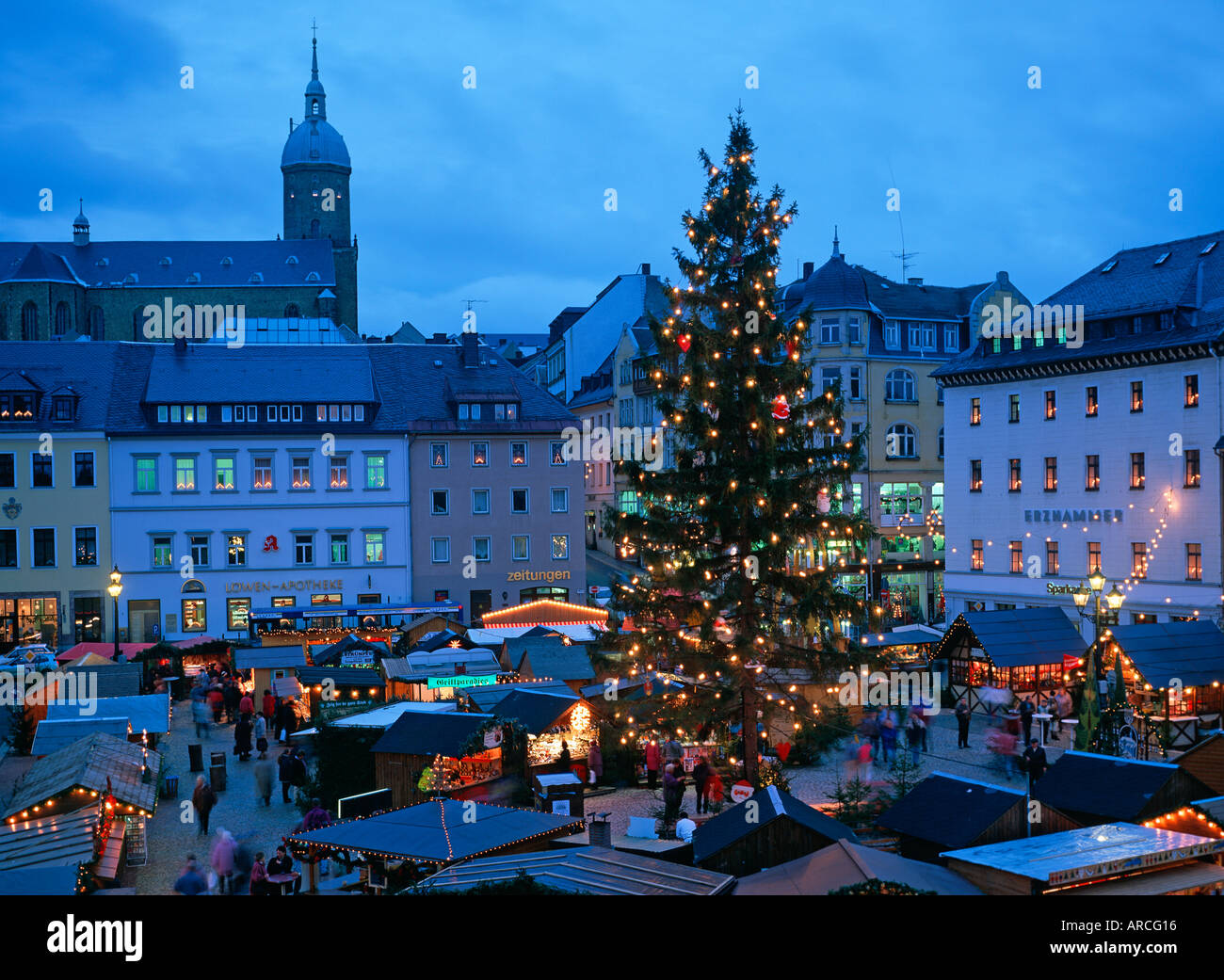 Freien Zustand von Sachsen Annaberg Buchholz die Hauptstadt der Erzgebirge-Blick auf den Weihnachtsmarkt und die St.-Annen-Kirche Stockfoto