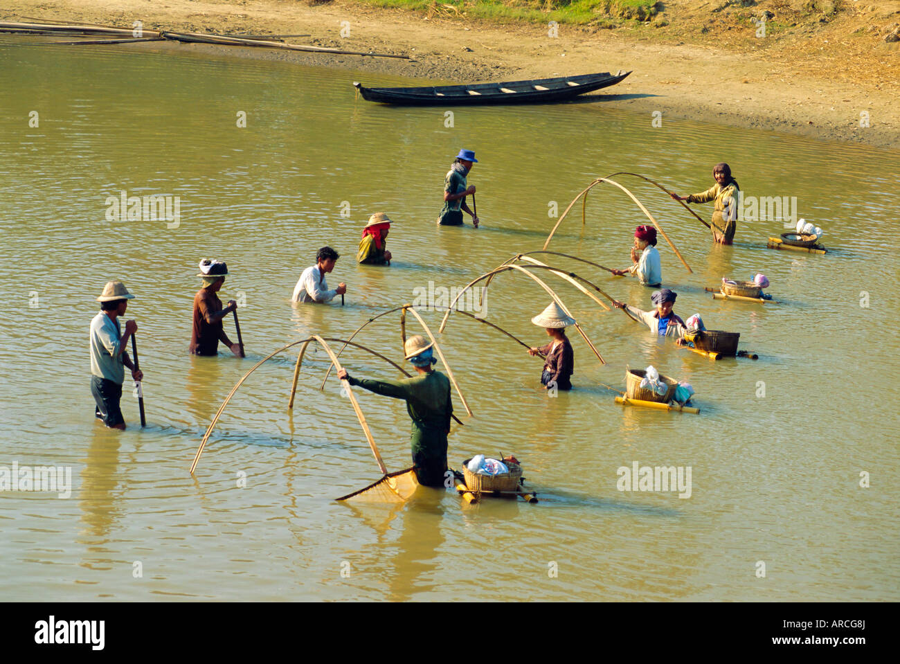 Traditionelles Fischen, Mündung des Sittang River, Myanmar, Asien Stockfoto