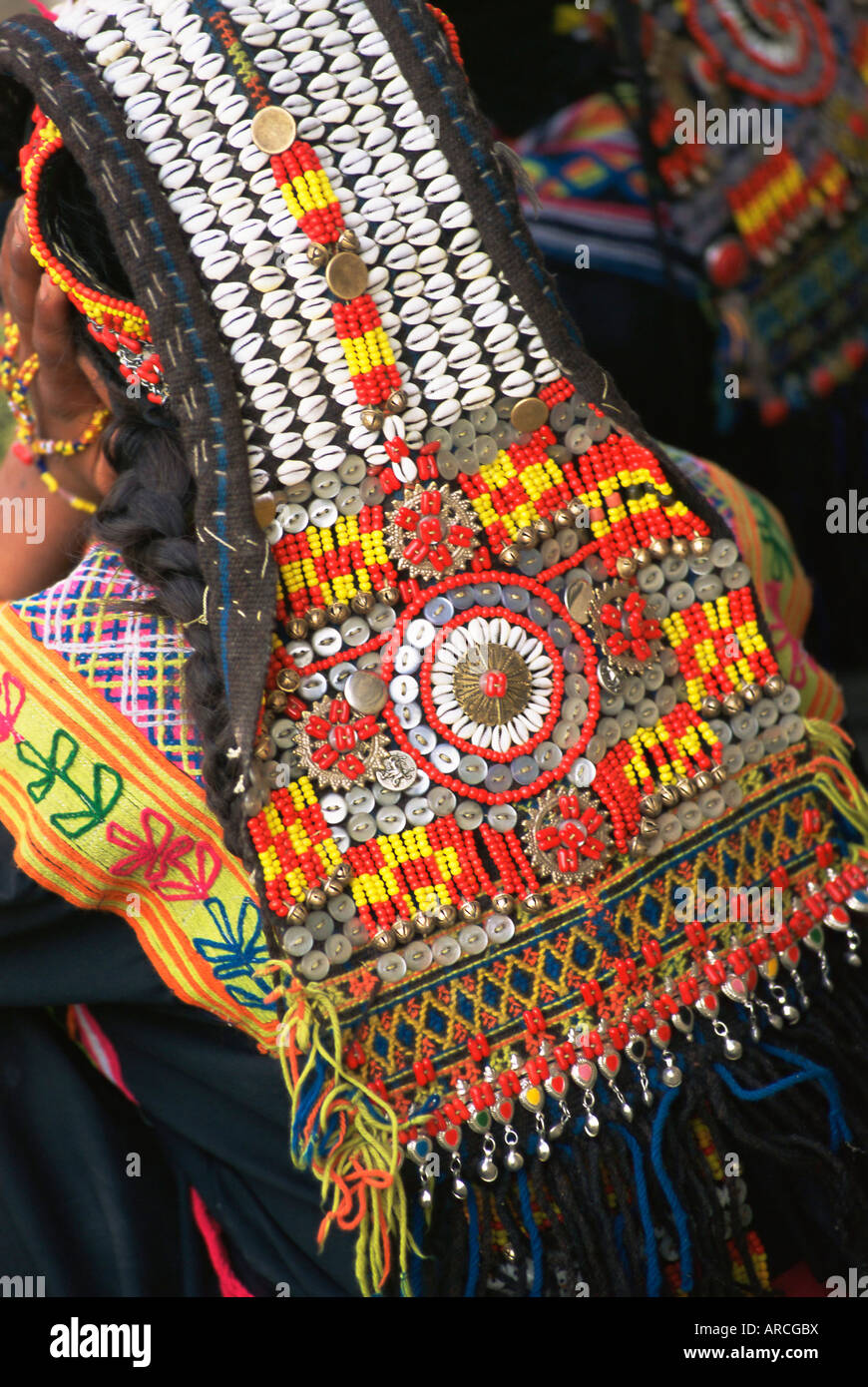 Nahaufnahme einer Frau Kopfschmuck, Kalash Ku'pa, Joshi (Frühlingsfest), Bumburet-Tal, Pakistan, Asien Stockfoto