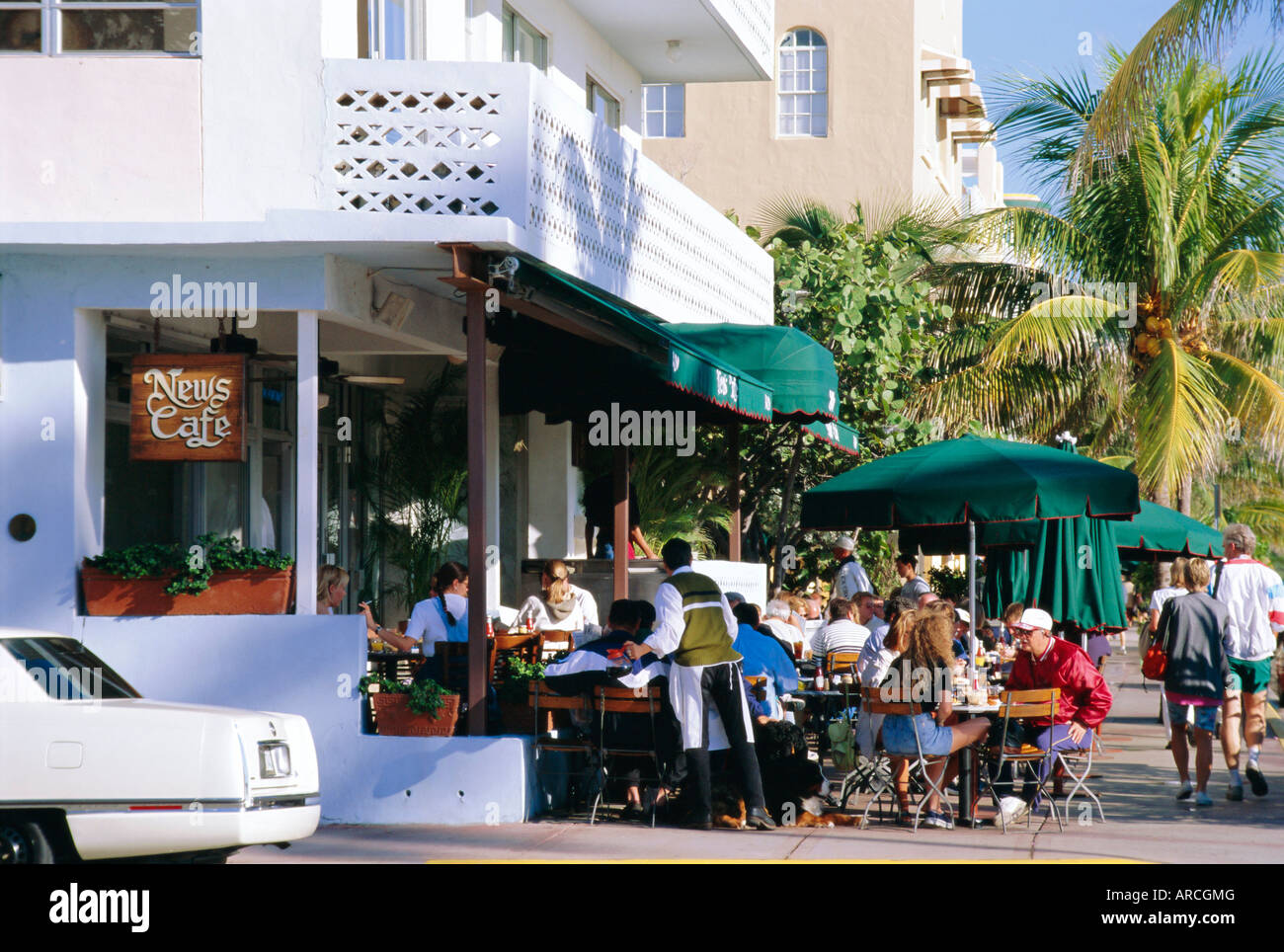 News Cafe am Ocean Drive, South Beach, Miami Beach, Florida, Vereinigte Staaten Stockfoto News Cafe am Ocean Drive, South Beach, Miami Beach, Florida, Vereinigte Staaten Stockfoto