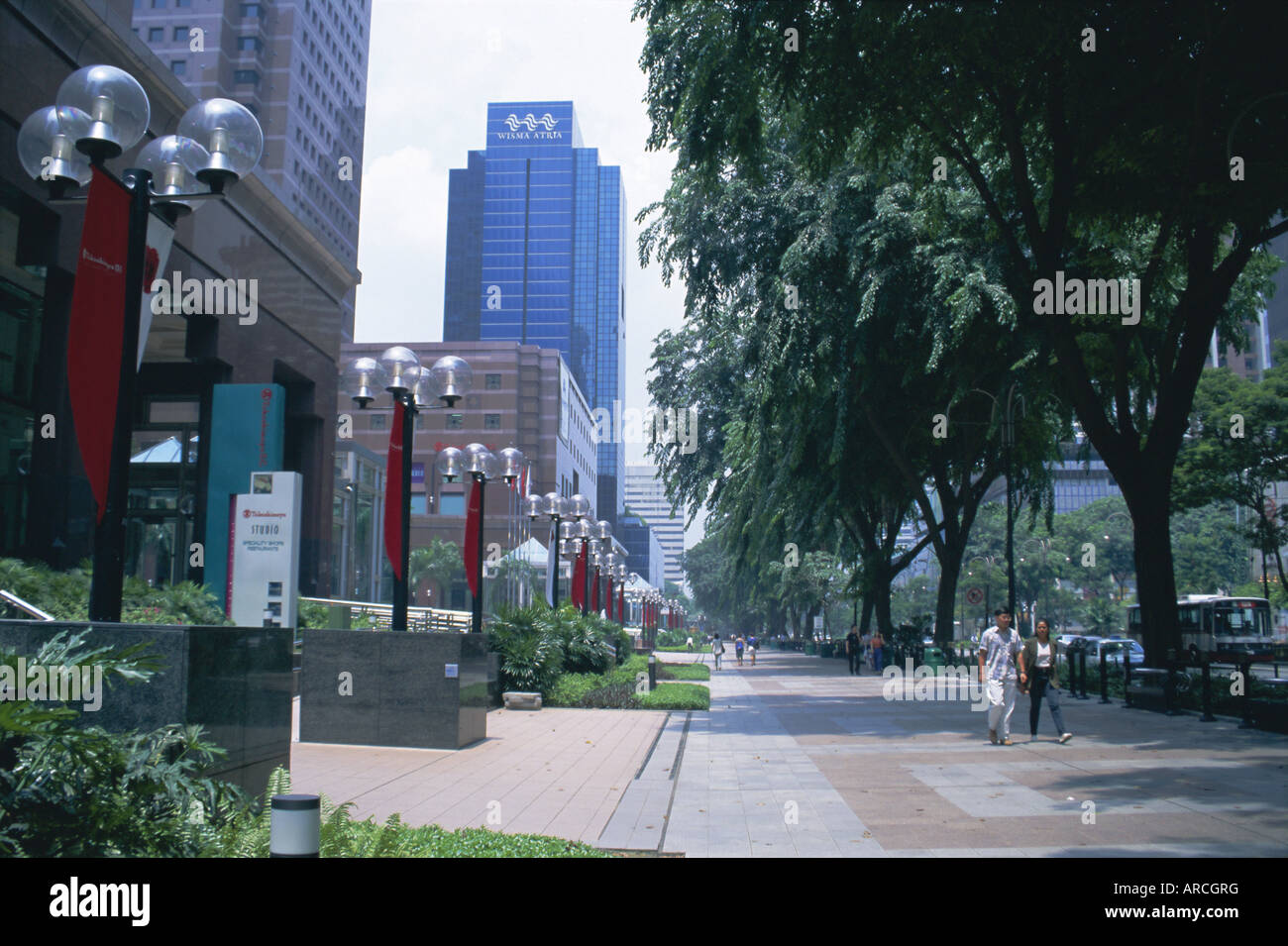 Von Bäumen gesäumten Allee der Geschäfte und Einkaufszentren, Orchard Road, Singapur, Asien Stockfoto