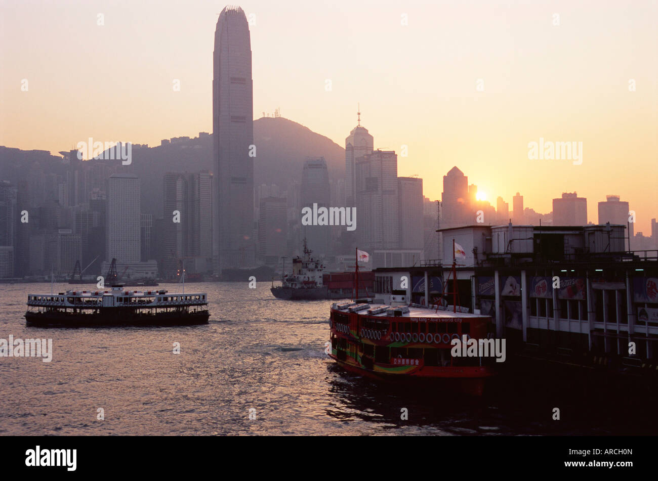 Star Ferry, Victoria Harbour und die Skyline von Hong Kong Island bei Sonnenuntergang, Hong Kong, China, Asien Stockfoto