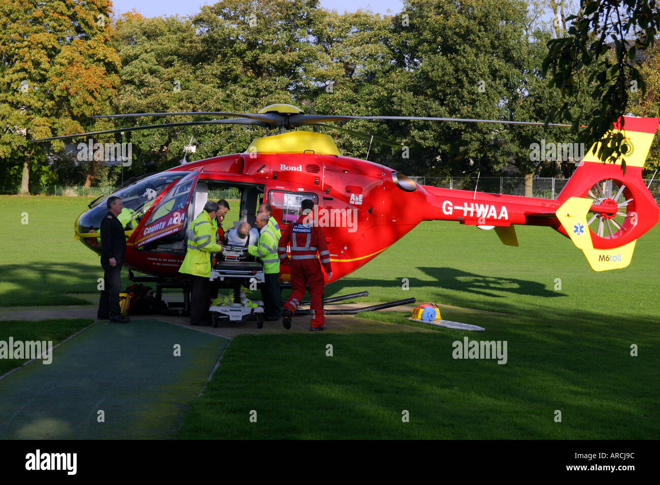 Flugpersonal Krankenwagen und Hubschrauber bei Cheltenham allgemeines Krankenhaus Gloucs UK Stockfoto