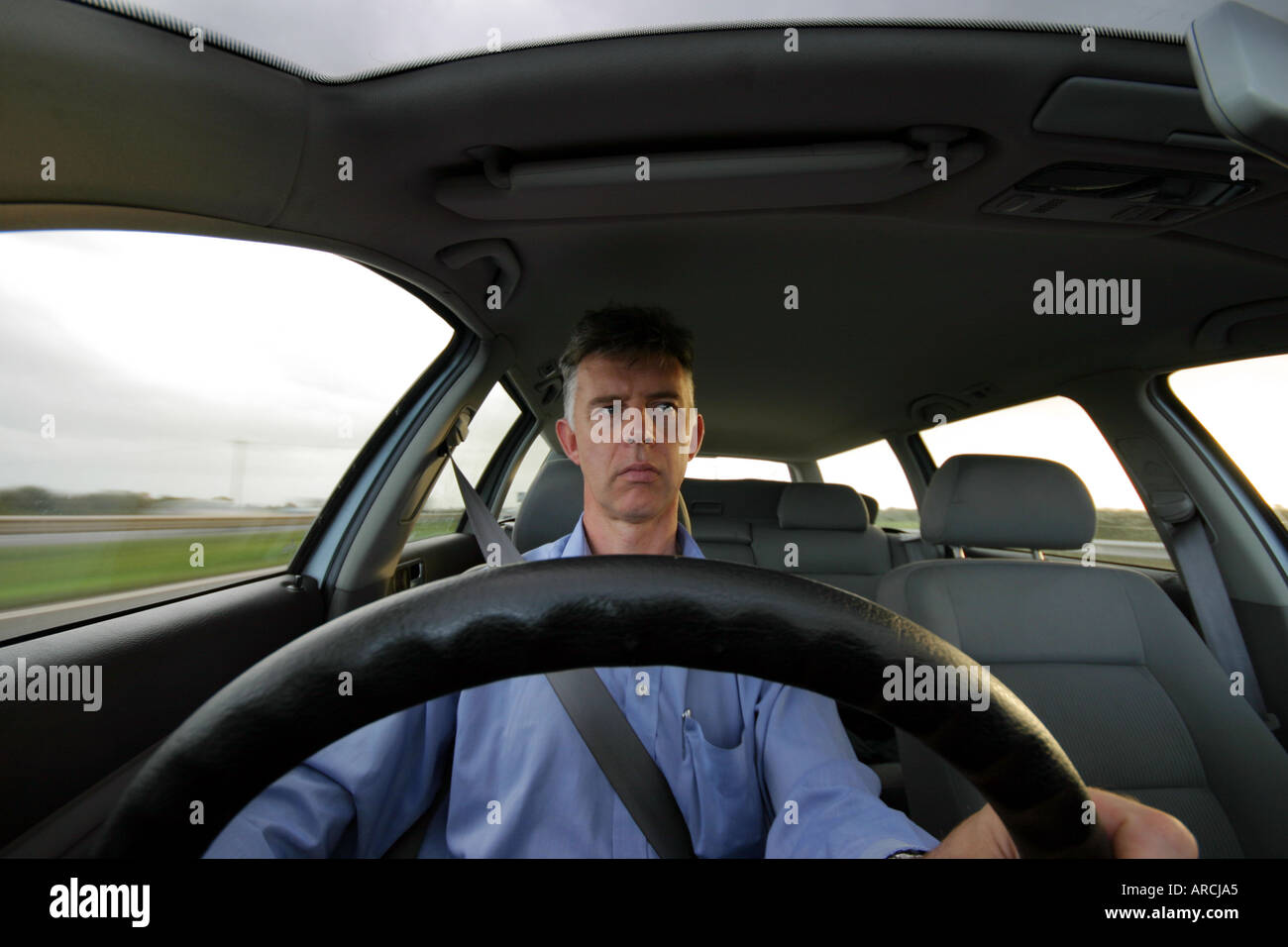 Vorderansicht eines Mannes Autofahren UK Autobahn Stockfoto