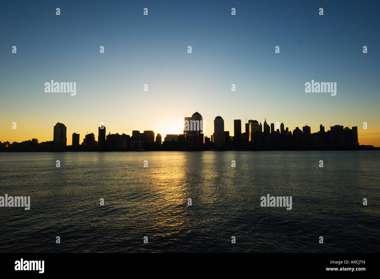Skyline von Lower Manhattan in der Dämmerung in den Hudson River, New York City, New York, Vereinigte Staaten von Amerika, Nord Amerika Stockfoto