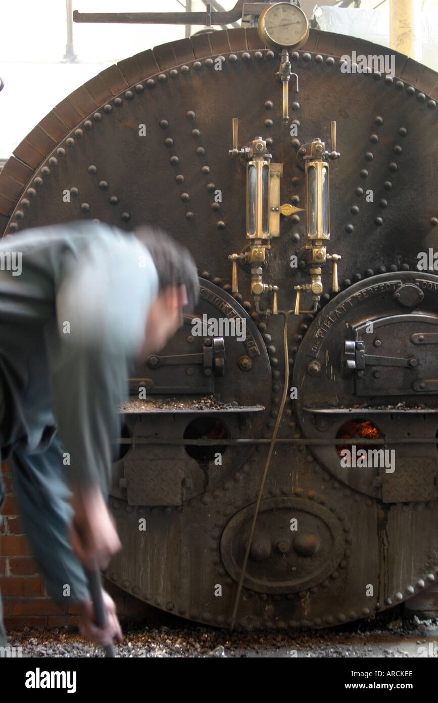 Anheizen des Kessels Ziegel abgedeckt Hand geschossen Lancashire-Kessel Papplewick Pumping Station Nottinghamshire Stockfoto