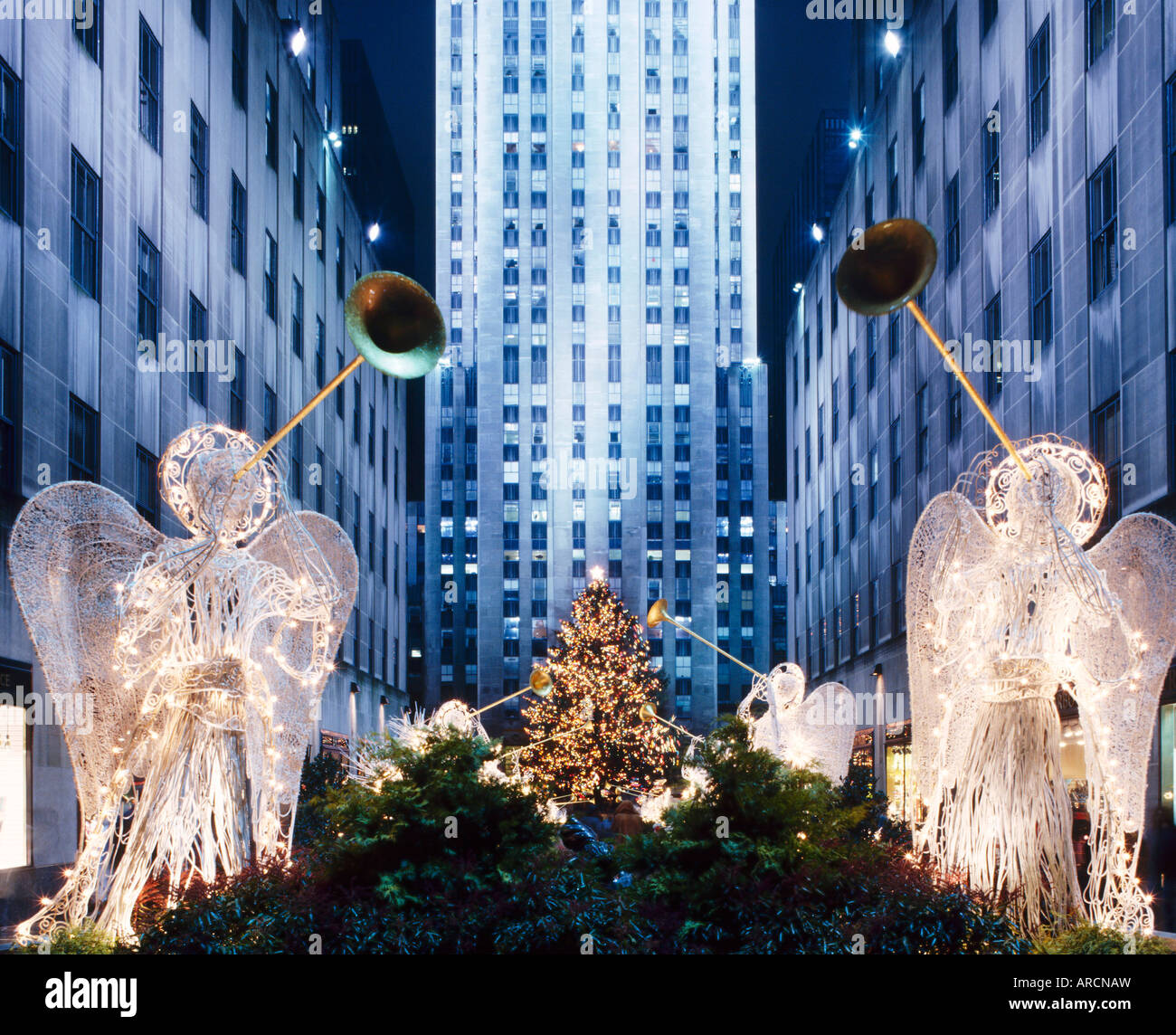 Engel in der Rockefeller Mitte, dekoriert für Weihnachten, New York City, USA Stockfoto