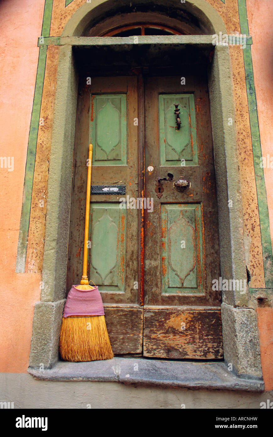 Türen und Besen, Ardez, Schweiz, Europa Stockfoto