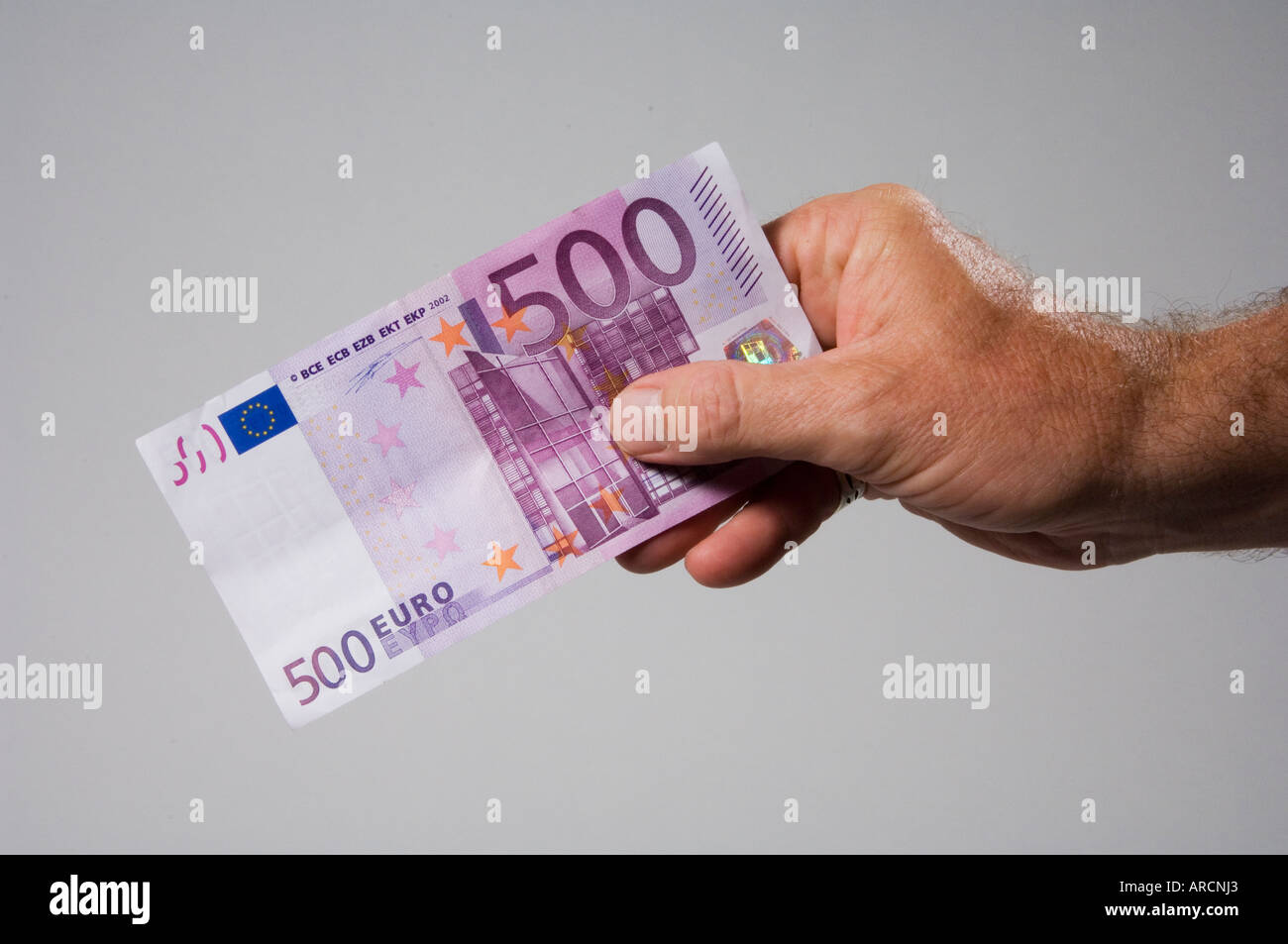 Eine männliche Hand halten oder mit einer fünfhundert 500 Euro-banknote Stockfoto