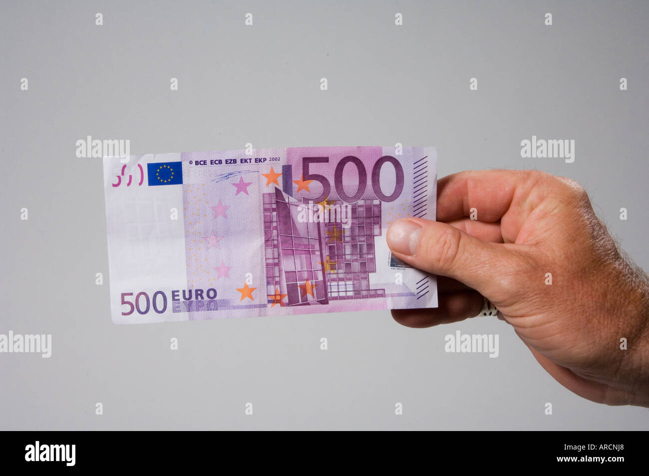 Eine männliche Hand halten oder mit einer fünfhundert 500 Euro-banknote Stockfoto
