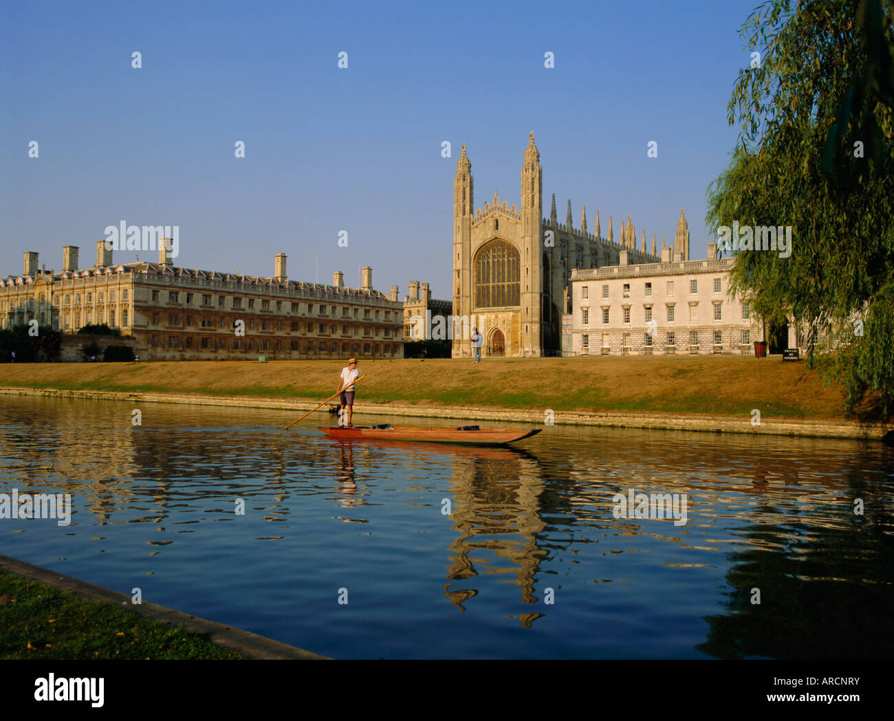 Stocherkahn auf dem Rücken, Fluss Cam, Kings College, Cambridge, Cambridgeshire, England, UK, Europa Stockfoto