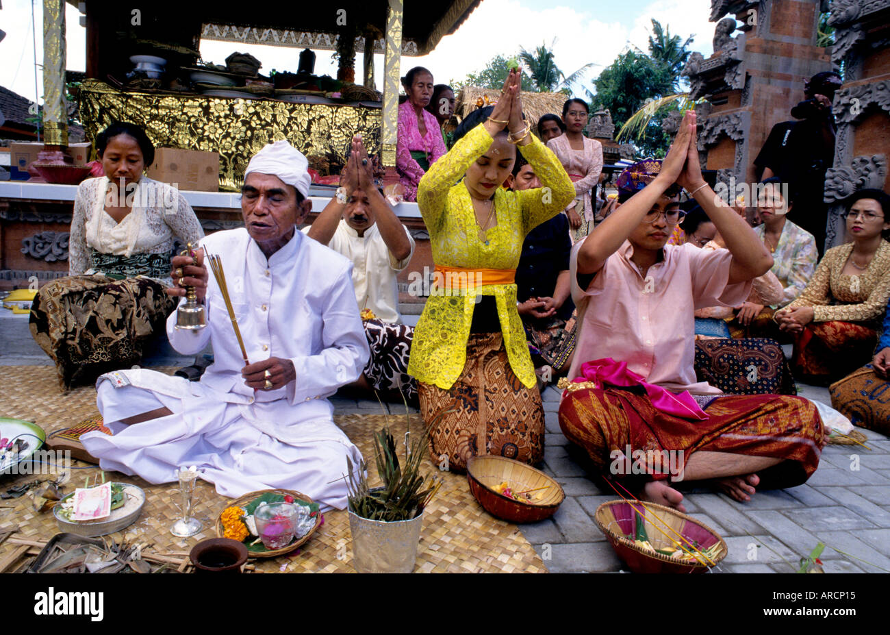Bali Indonesien Hochzeit heiraten Ehe Priesterin Stockfoto