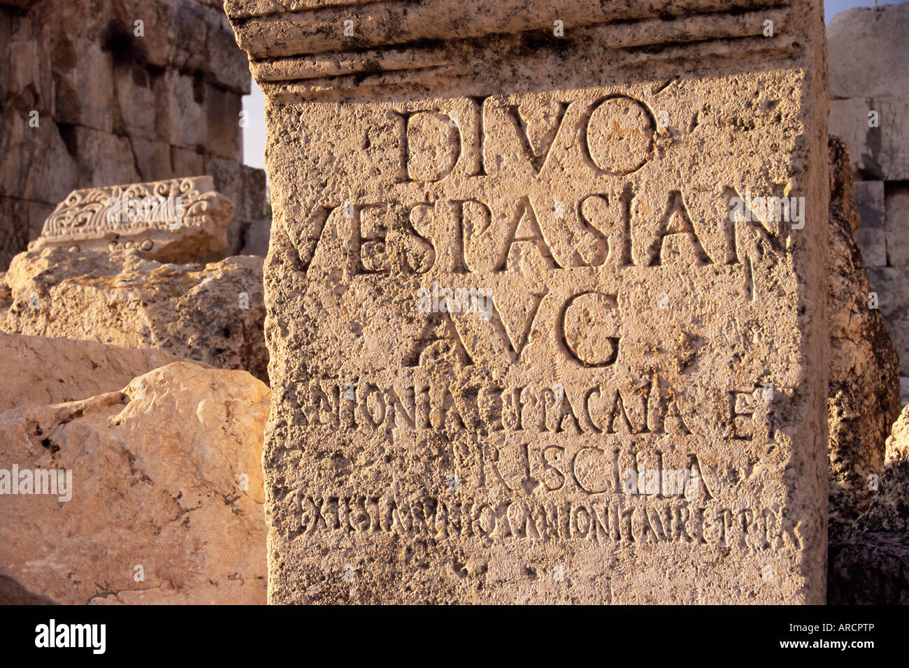 Inschrift auf dem Stein in der Great Court, Tempel von Baalbek, UNESCO World Heritage Site, Libanon, Naher Osten Stockfoto