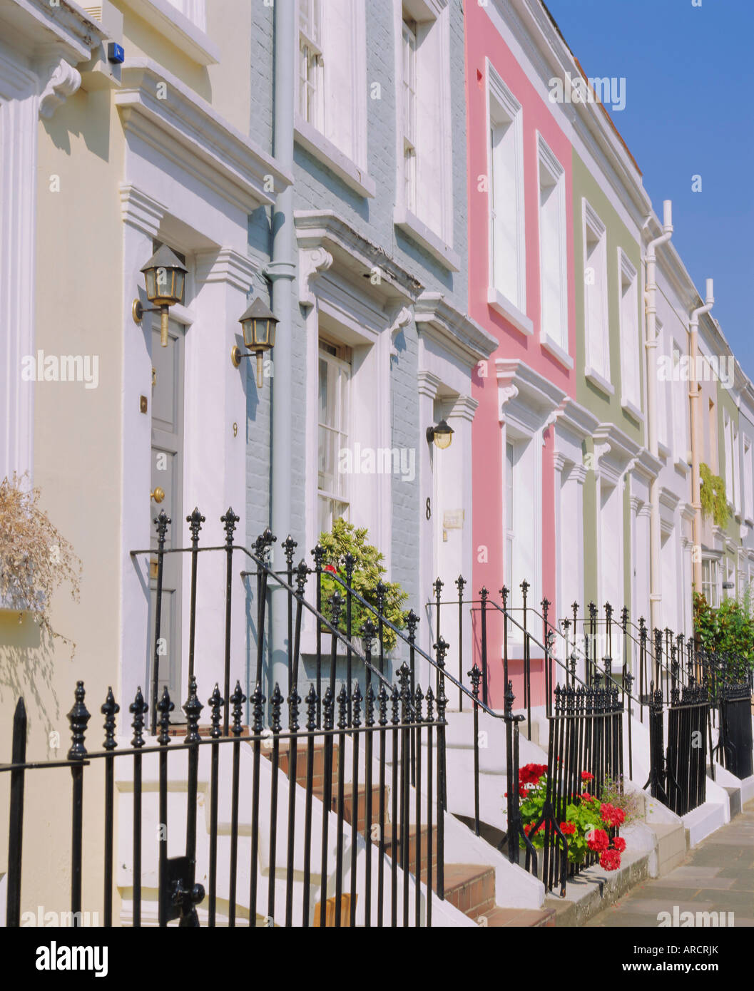 Reihenhäuser und schmiedeeiserne Geländer, Kensington, London, England, UK Stockfoto