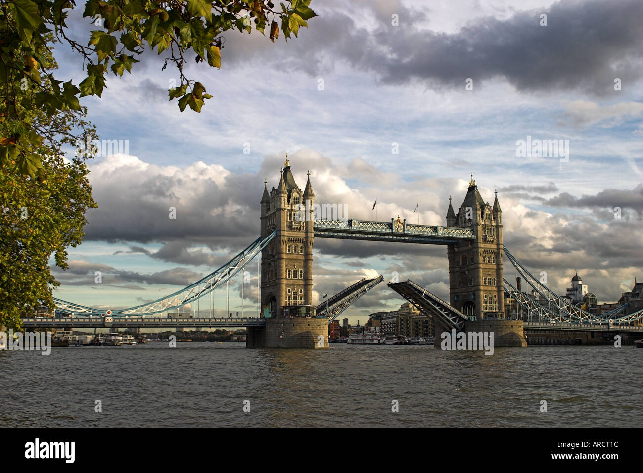 Tower Bridge-London mit der Brücke angehoben Stockfoto