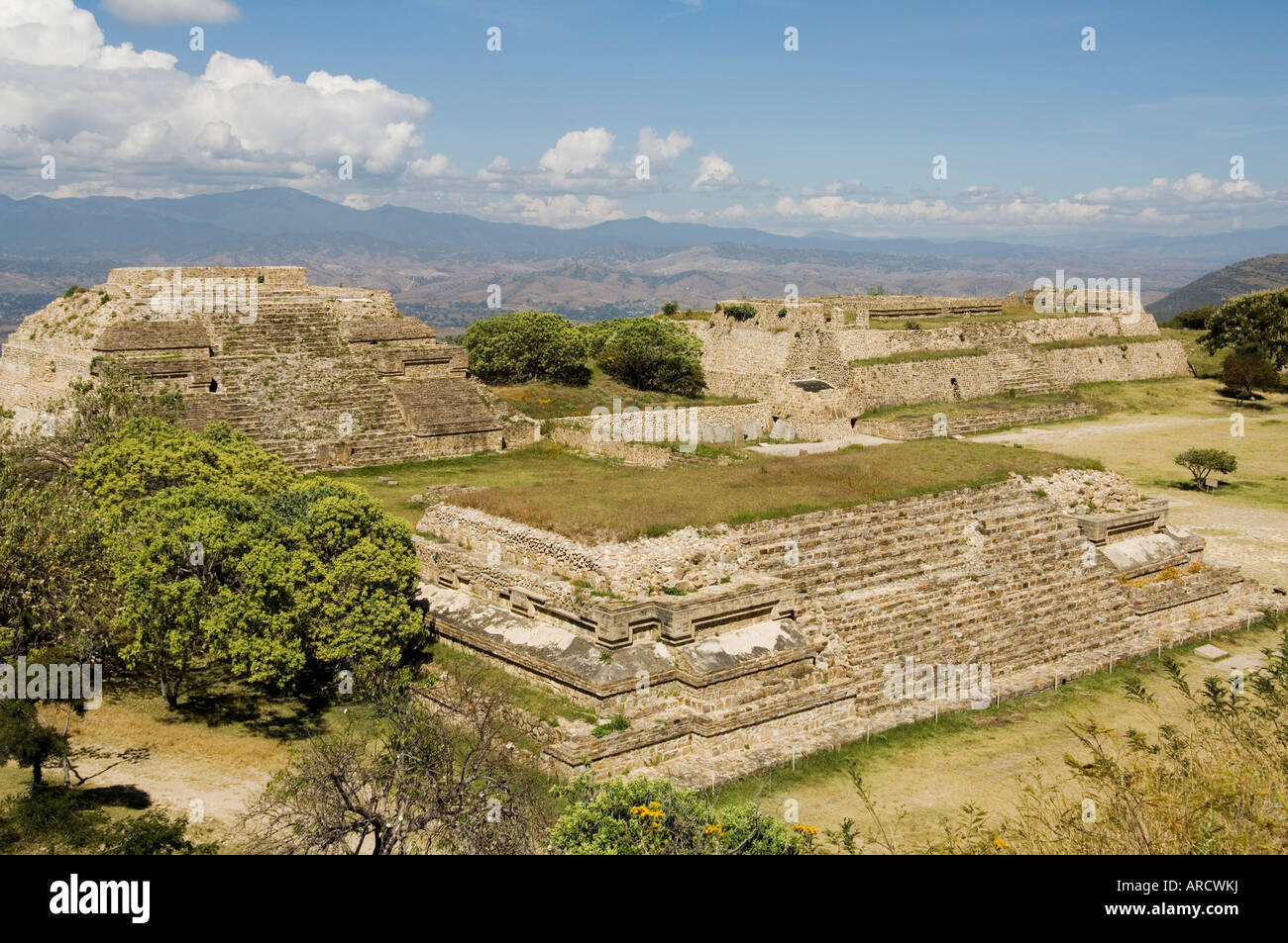 Blick nach Westen in die alten Zapoteken Stadt von Monte Alban, in der Nähe von Oaxaca City, Oaxaca, Mexiko, Nordamerika Stockfoto