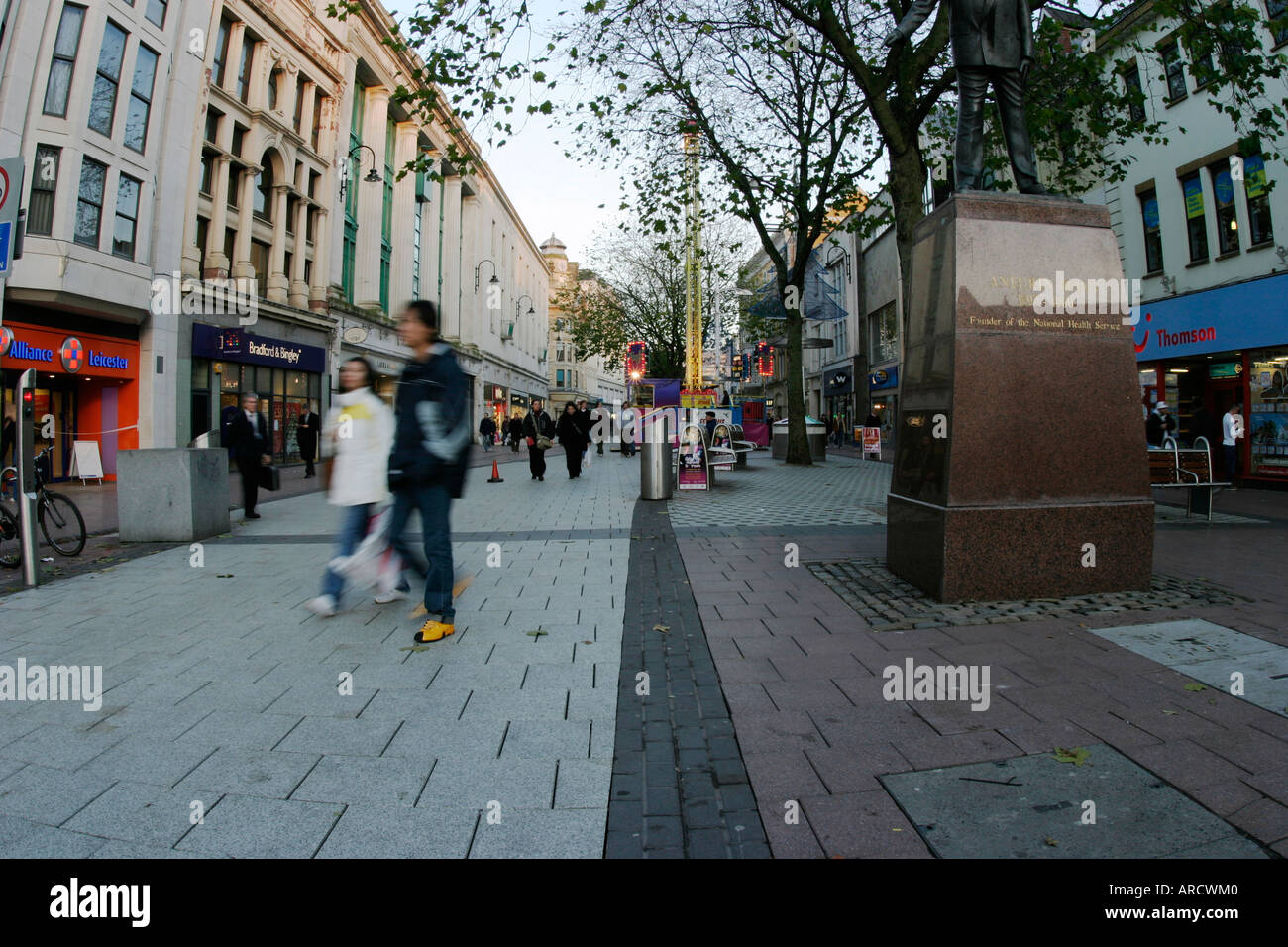 Shopper und Geschäfte Queen Street Cardiff South Wales Stockfoto