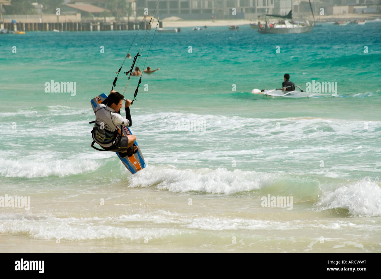 Kite-Surfen in Santa Maria auf der Insel Sal (Salz), Kapverdische Inseln, Atlantik, Afrika Stockfoto