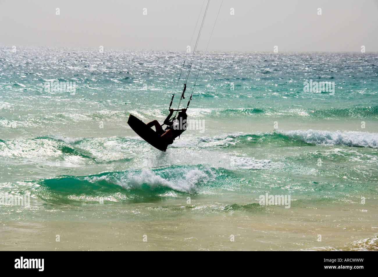Kite-Surfen in Santa Maria auf der Insel Sal (Salz), Kapverdische Inseln, Atlantik, Afrika Stockfoto
