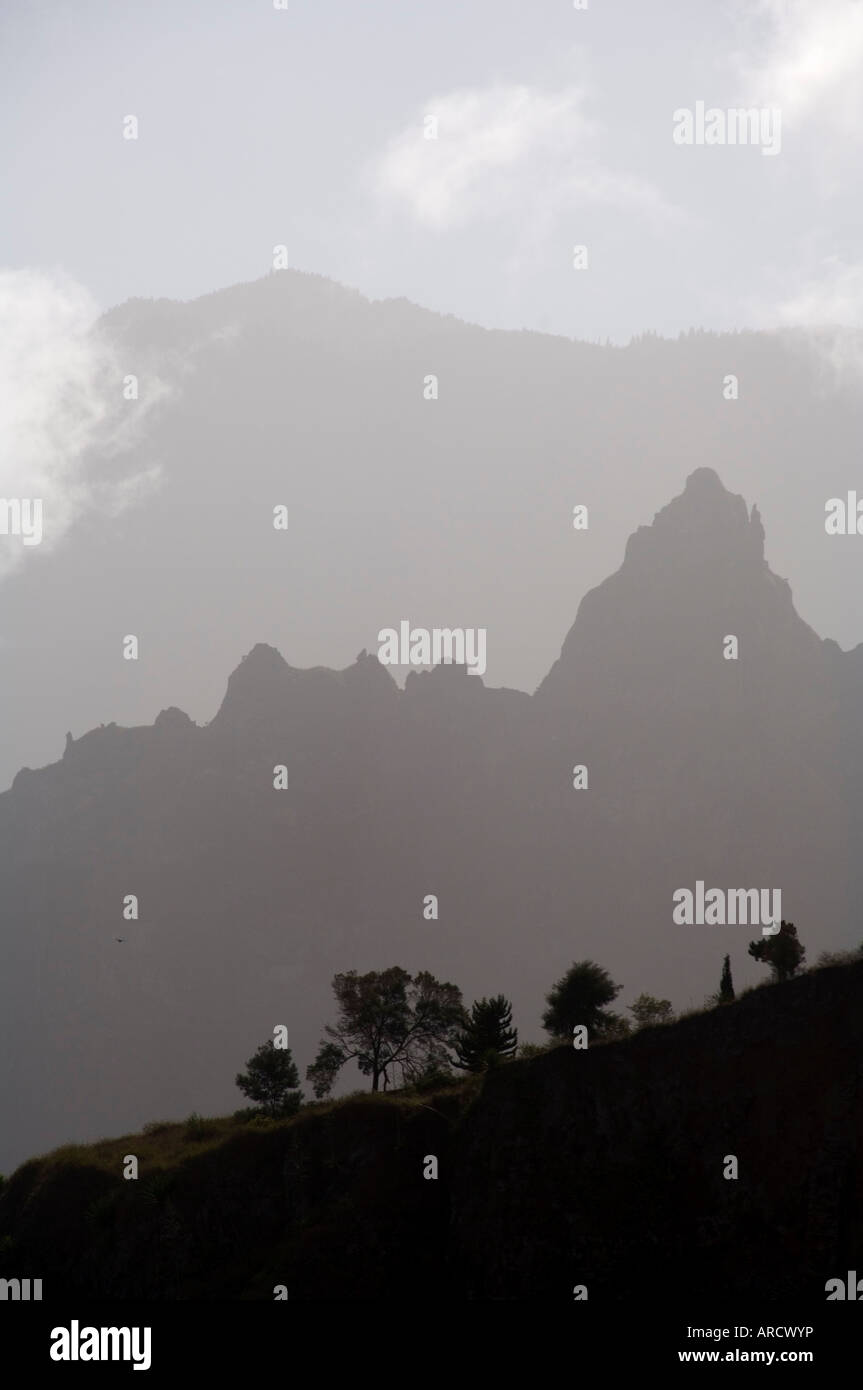Nebligen Bergrücken in der Nähe von Corda, Santo Antao, Kapverdische Inseln, Afrika Stockfoto