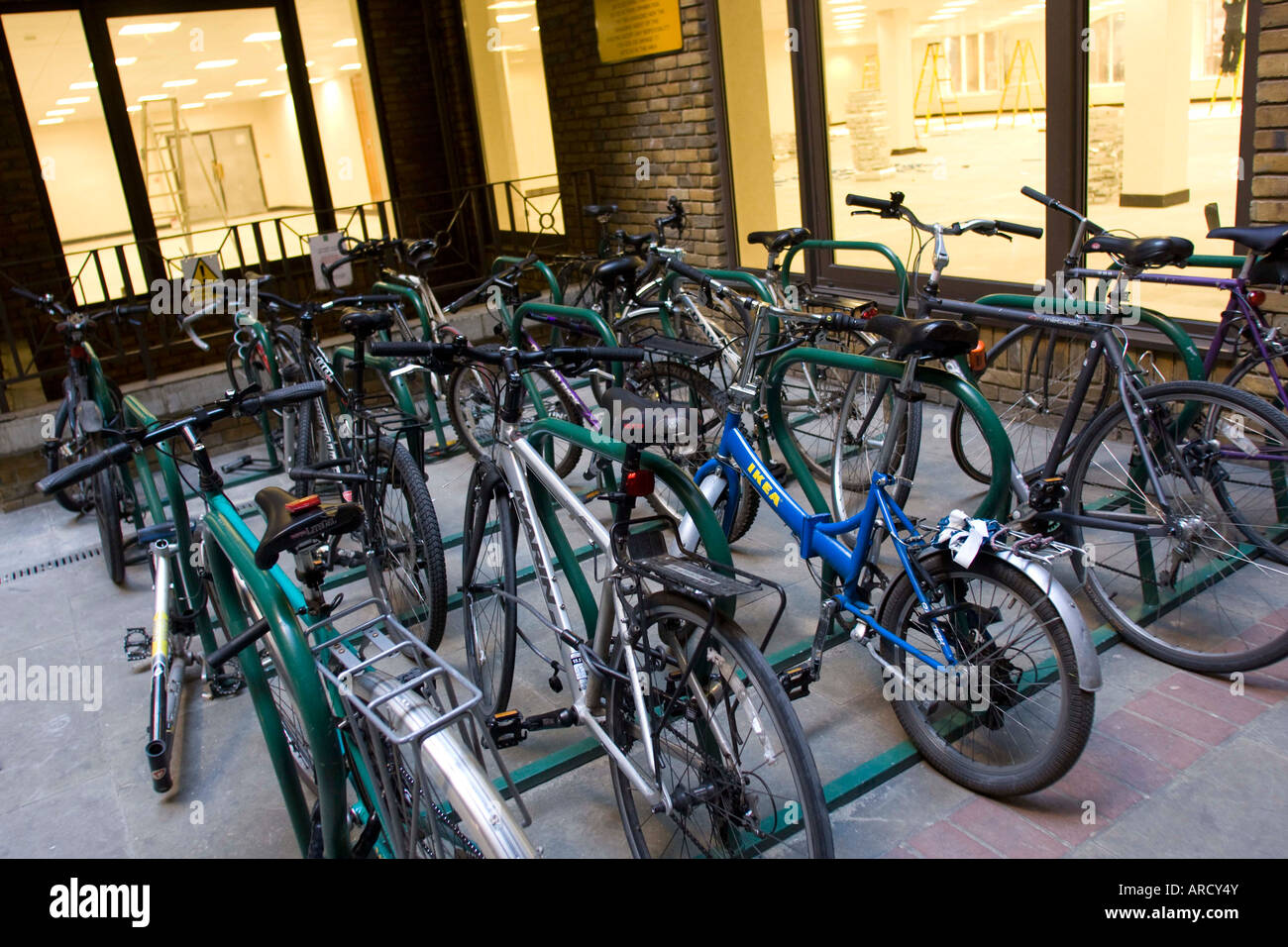 Fahrrad-Parkplatz hinter die Bürohaus City of London GB UK Stockfoto