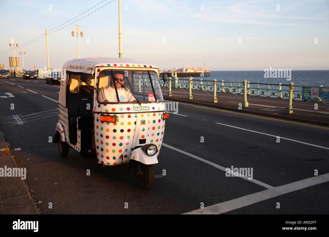 TucTuc/Tuk Tuk/Auto Rickshaw mit Blick auf die Küste von Brighton, Großbritannien Stockfoto