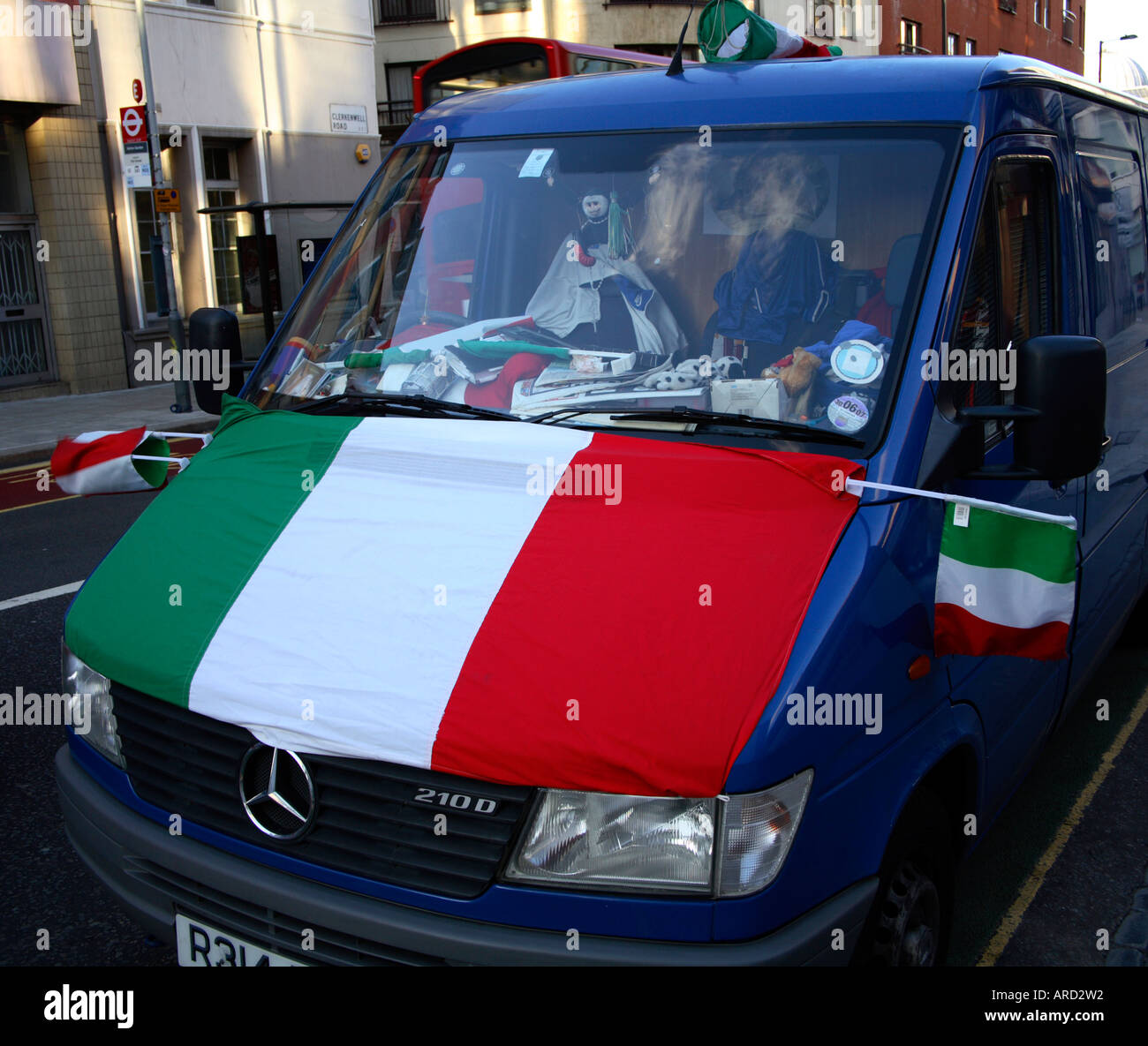 Blauer Mercedes-Van mit rot-weißer und grüner italienischer Flagge, Weltcup-Finale 2006, Clerkenwell Rd, London Stockfoto