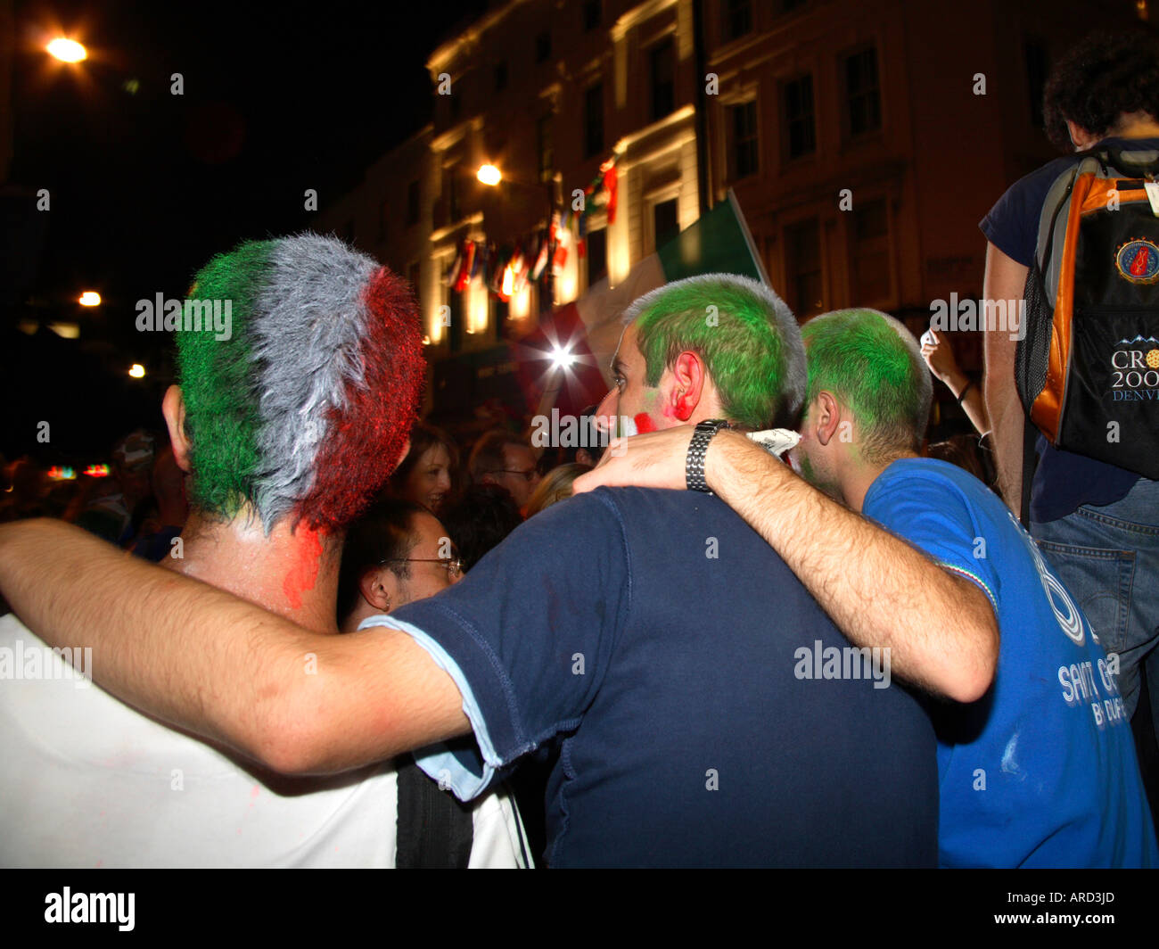 Italienischen Fans feiern außerhalb Bar Italia nach dem Sieg 2006 World Cup Vs Frankreich, Soho, London Stockfoto