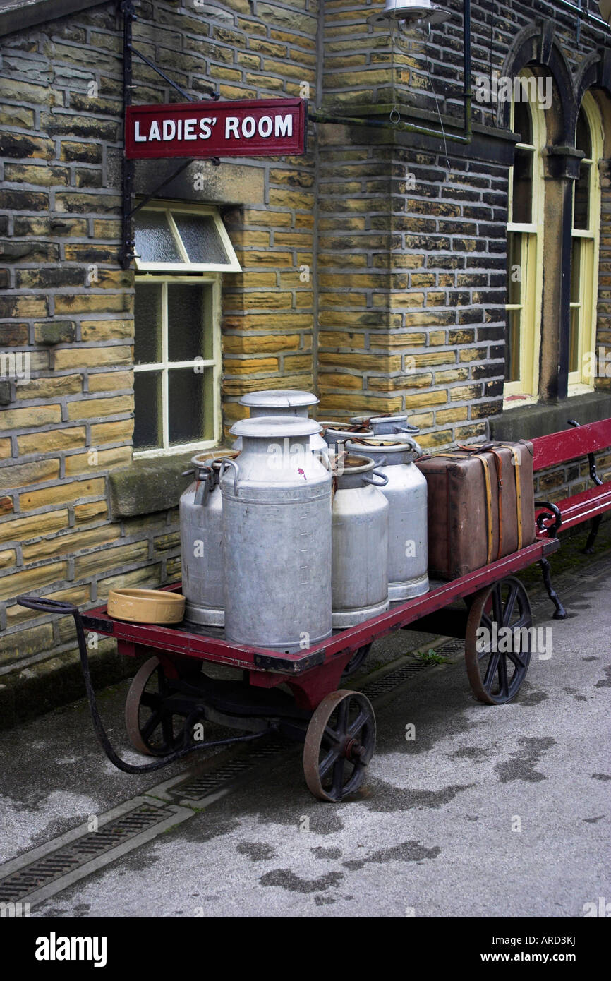 Milchkannen und Gepäckwagen auf der Oxenhope Station. Keighley and Worth Valley Railway, Yorkshire, Vereinigtes Königreich. Stockfoto