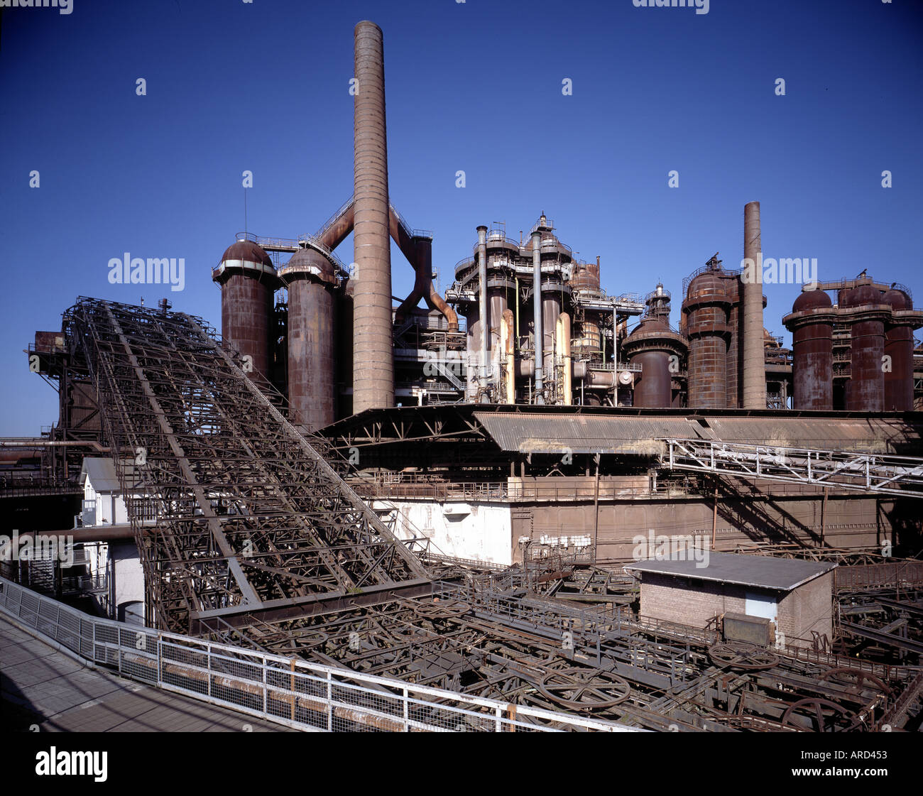 Völklingen, Alte Hütte, Erzschrägaufzug Vor Den Hochöfen Stockfoto