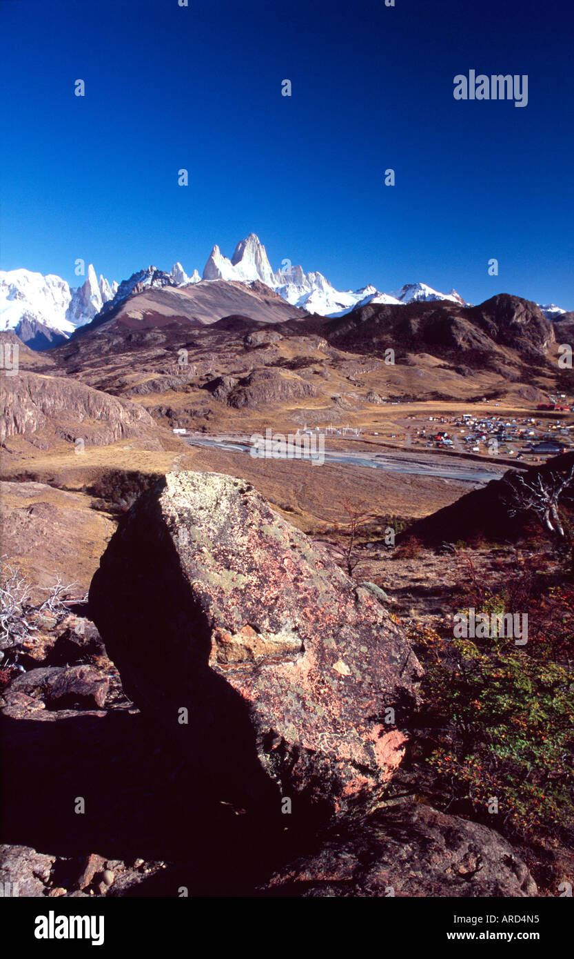 Monte Fitz Roy steigt über dem Dorf von El Chalten, Parque Nacional Los Glaciares, Patagonien, Argentinien. Stockfoto